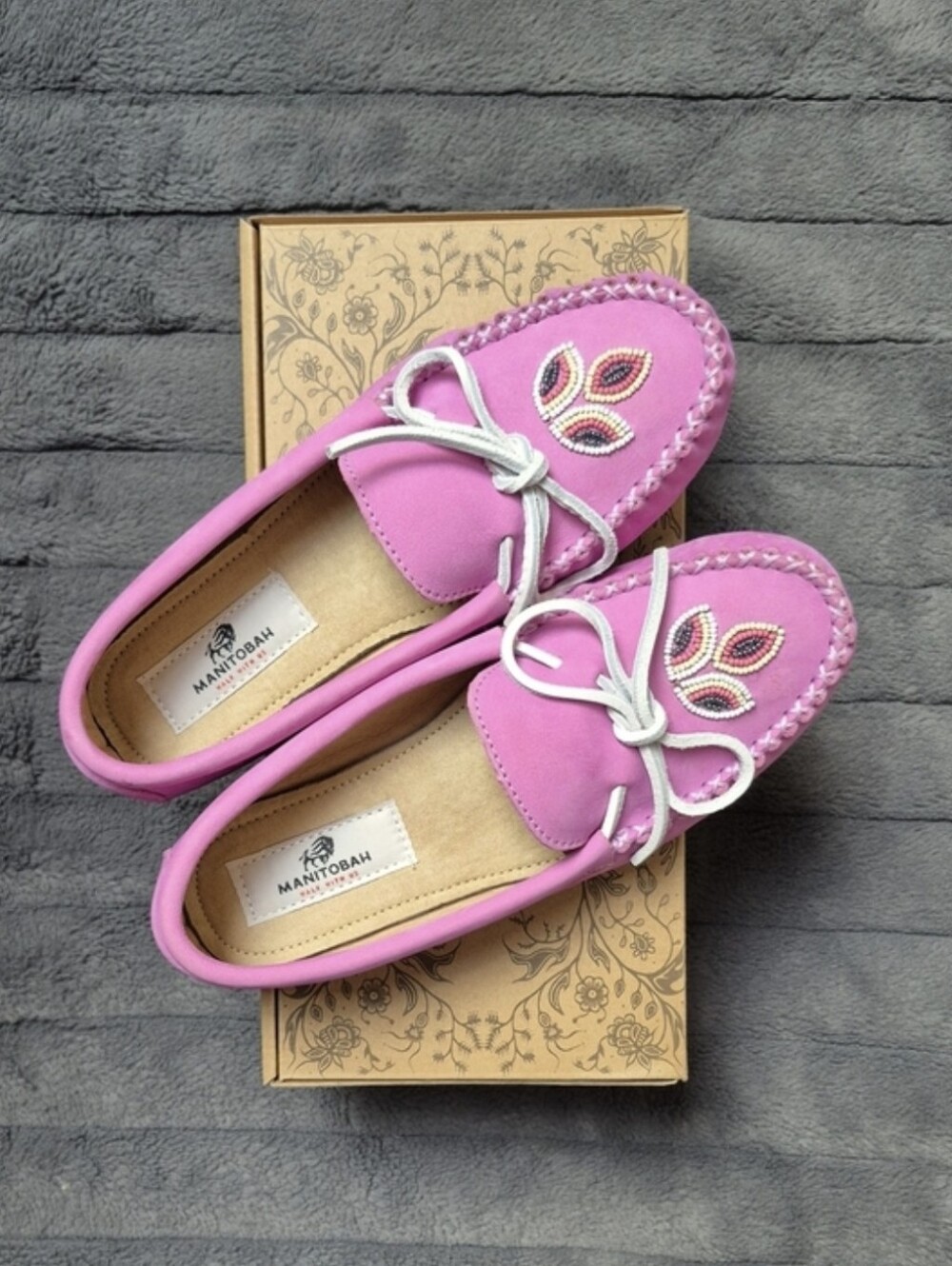 Kayak Manitobah Mukluks Pink Leather/Suede Beaded Moccasins, Size 8, New W Tags - Picture 3 of 4